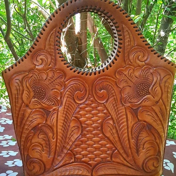Hand-tooled Leather Purse. - Picture 2 of 4